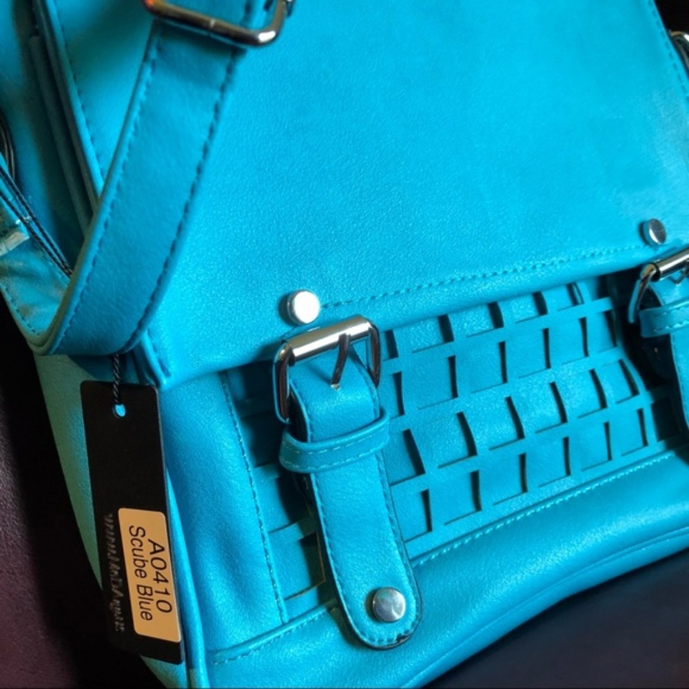 MoDA New York Square Crossbody Bag - Picture 4 of 6